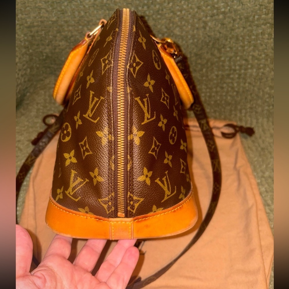 COA Louis Vuitton Monogram
ALMA PM
SATCHEL BAG & dust bag - Picture 11 of 17